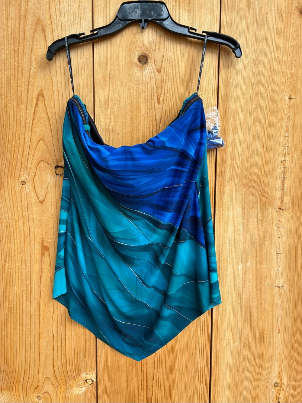 NWOT MIRACLESUIT Maldiva Straight Neck Underwire Hankini Swim Top
Size 12 - Picture 5 of 11